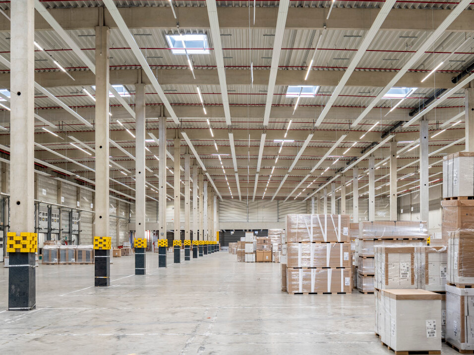 Reference: stropní panely Zehnder ZIP umístěné v průmyslové hale Ikea.