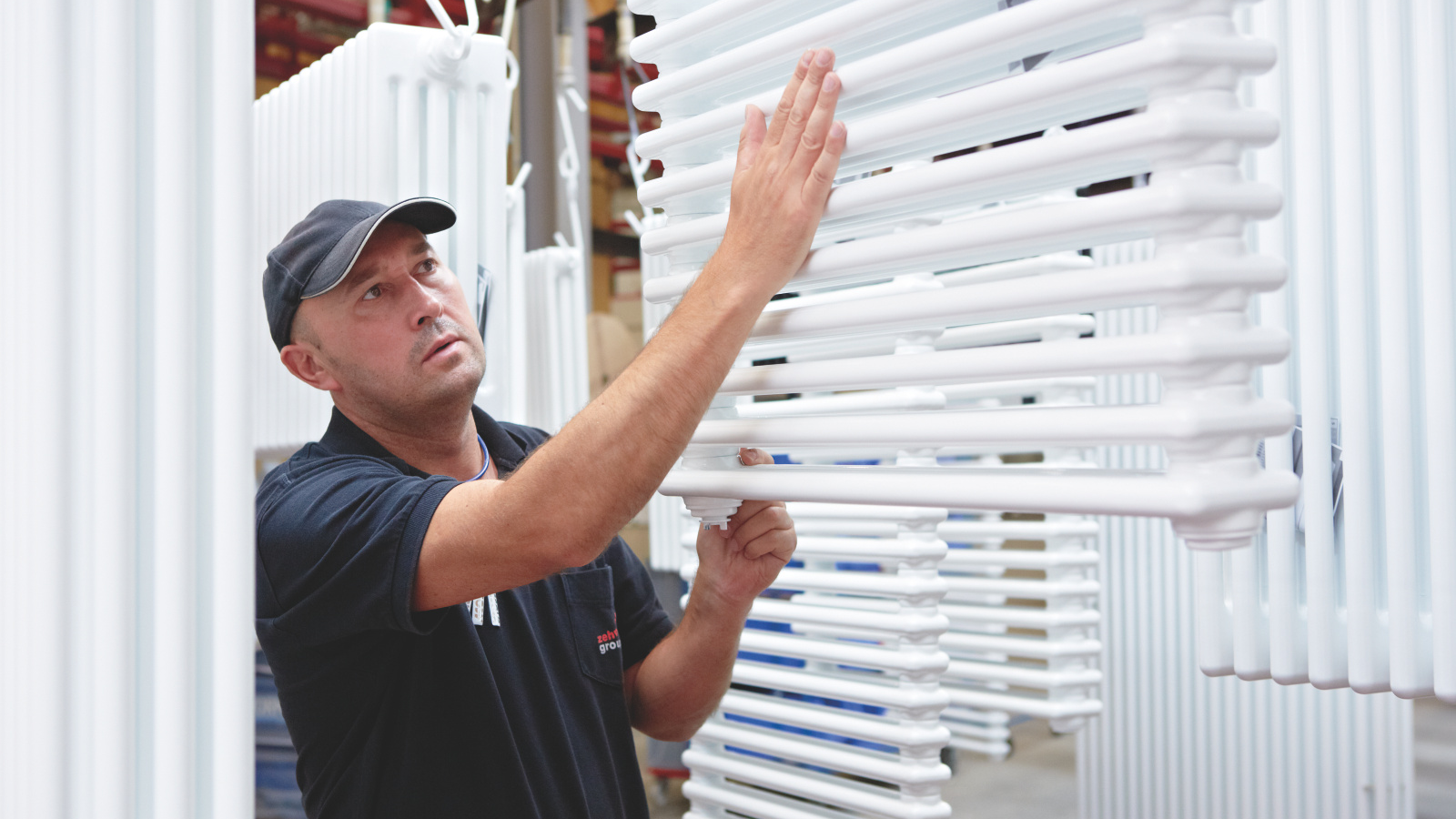 Kontrola kvality při výrobě radiátoru Zehnder Charleston.